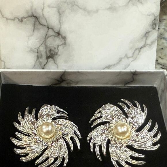 Vintage Sarah Coventry Silver Pinwheel Clip On Earrings 1962 Faux Pearl Retro - Picture 12 of 14